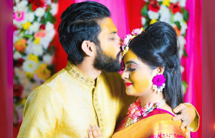 ইলিয়াস-সুবাহ: তাদের বিয়ে-প্রেম নিয়ে গুঞ্জনই সত্য হলো। চলতি বছরের শেষে এসে বিয়ে করেন সংগীতশিল্পী ইলিয়াস হোসেন ও নবাগত নায়িকা শাহ হুমায়রা সুবাহ। নভেম্বরে তারা বিয়ে করেছেন। ছবি: সংগৃহীত