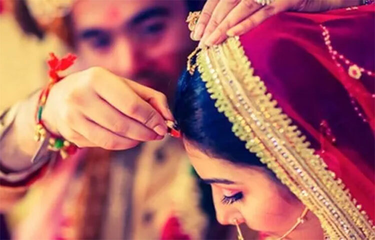 যদি কখনো আমার বড় কোনো রোগ হয়, তখন তুমি কী করবে? যদি এই প্রশ্নের জবাব আসে,- আপনাকে সাহায্য করবে। তাহলে বুঝতে পারবেন তিনি আপনাকে তার জীবনের মতো ভালোবাসেন। ছবি: সংগৃহীত