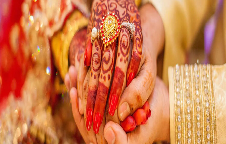 সপ্তম প্রশ্ন হতে পারে, তুমি কি কথা দিতে পারো যে দাম্পত্যে প্রতারণা করবে না? এই প্রতিশ্রুতি কেউ রক্ষা করতে পারবে কি, পারবে না, সেটা ভবিষ্যতই বলে দেবে। কিন্তু কেউ যদি জীবনের শুরুতেই এই প্রতিশ্রুতিতে ইতস্তত করেন, তা যে আগামী দিনে কী হতে চলেছে তা বোধহয় আন্দাজ করা যায়। সেক্ষেত্রে সতর্ক হওয়াই স্বাভাবিক। ছবি: সংগৃহীত