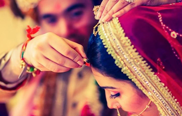 যে কোনো সম্পর্ক তখনই সুখের হয় যখন আপনি নিজে সুস্থ ও ভালো থাকবেন, আপনার পার্টনারের উপর নির্ভর করে সুখী হওয়া কোনো উপায় নয়। একে অপরের সঙ্গে কথা বলার আগে ভেবে কথা বলুন, আপনার পার্টনারের খারাপ লাগতে পারে এমন কোনো কথা বলার আগে ভেবে তবেই বলবেন। ছবি: সংগৃহীত