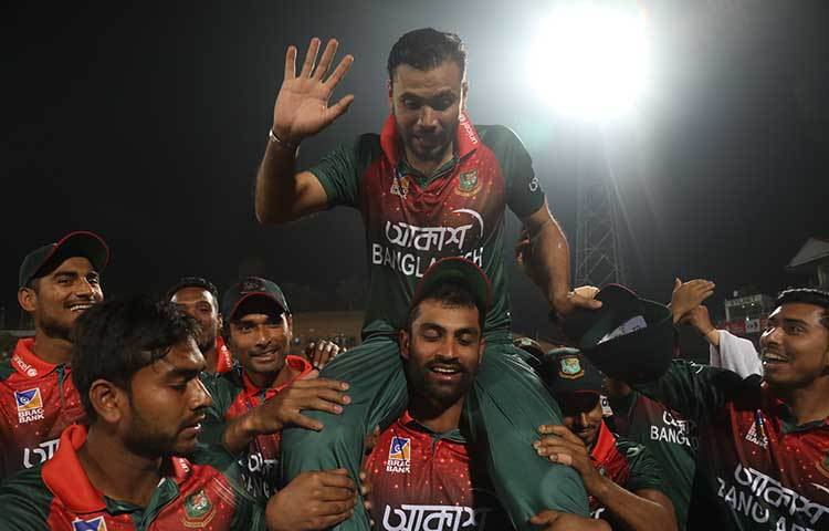 ম্যাচ শেষে কাঁধে নিয়ে মাশরাফিকে মাঠের বাইরে নিয়ে আসছেন তামিম ইকবাল।