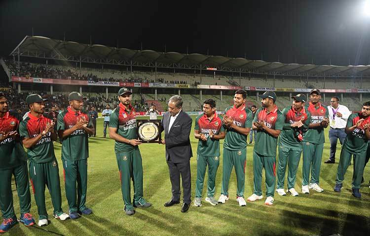 মাশরাফিকে সম্মানসূচক ক্রেস্ট উপহার দিচ্ছেন বিসিবি সভাপতি নাজমুল হাসান পাপন।