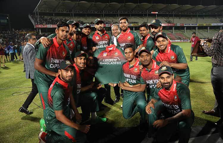 ‘থ্যাংক ইউ ক্যাপ্টেন’ লেখা জার্সি পরে সতীর্থরা মাশরাফির হাতে তুলে দেন জার্সি।