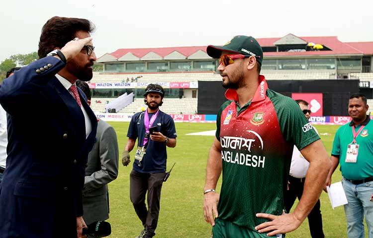 মাঠ থেকে বের হওয়ার সময় মাশরাফিকে স্যালুট জানান জাতীয় দলের সাবেক ওপেনার এবং জনপ্রিয় ধারাভাষ্যকার আতাহার আলী।