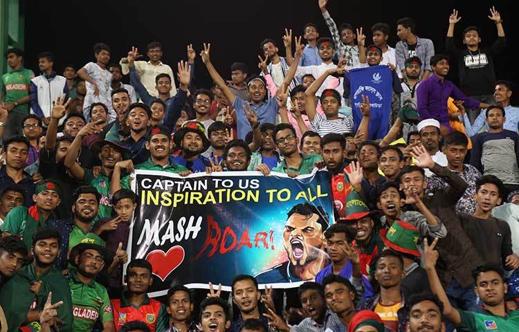 মাশরাফিকে বিদায় জানাতে প্লাকার্ড-ফেস্টুন নিয়ে হাজির হয়েছিলেন ভক্তরা।