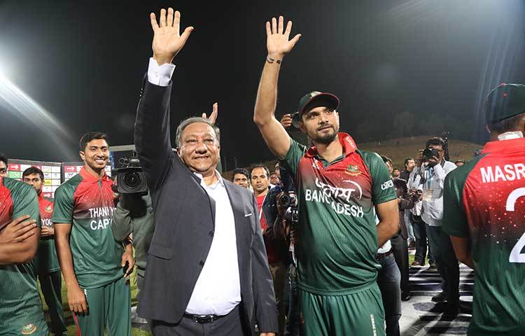 দর্শকদের কাছ থেকে বিদায় নিচ্ছেন মাশরাফি, সঙ্গে বিসিবি সভাপতি।
