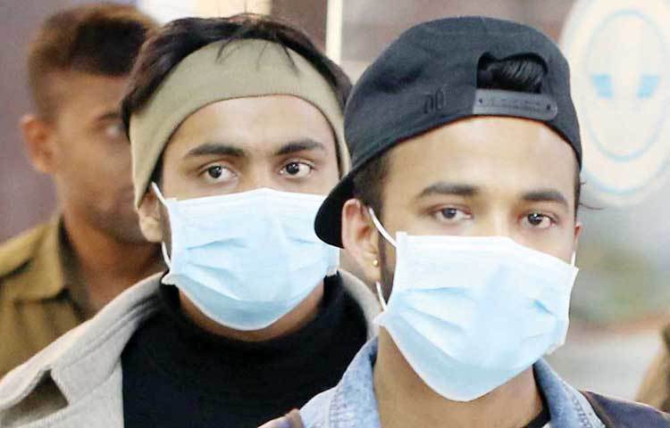 চিকিৎসকরা জানিয়েছেন, আক্রান্ত ব্যক্তির হাঁচি-কাশির সংস্পর্শে এলে বা তার সঙ্গে হাত মেলালেও করোনাভাইরাসে সংক্রমিত হতে পারে যে কেউ। তাই এই ভাইরাস থেকে বাঁচতে প্রথমেই মাস্ক ব্যবহার করতে হবে।