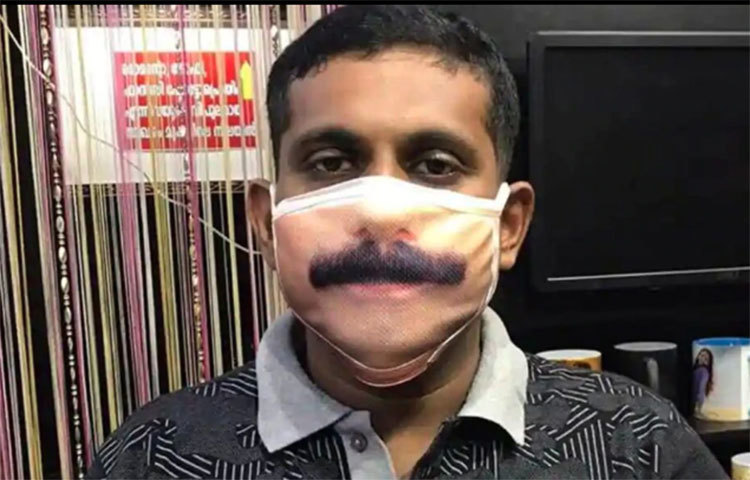 করোনা আতঙ্কের আবহে এখন একটি অত্যাবশ্যকীয় সামগ্রী হয়ে উঠেছে মাস্ক। দেশের যুব সমাজের কাছে ফ্যাশন স্টেটমেন্টও বটে!