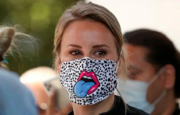 করোনা ভাইরাস থেকে বাঁচতে মাস্ক পরতে হবে, সেটা এত দিনে সবাই জেনে গিয়েছি। তবে মাস্কের গ্রহণযোগ্যতা নিয়েও উঠছে প্রশ্ন। অনেক গবেষক, চিকিৎসক বলেছিলেন- টানা মাস্ক পরে থাকলে মাস্কের মধ্যে কার্বন ডাই অক্সাইড জমে এবং প্রশ্বাসের সময় আমরা সেটিই নিয়ে ফেলি, যা শরীরের জন্য অত্যন্ত ক্ষতিকারক। তবে সম্প্রতি এই তত্ত্ব নাকচ করে দিল এক সমীক্ষা।