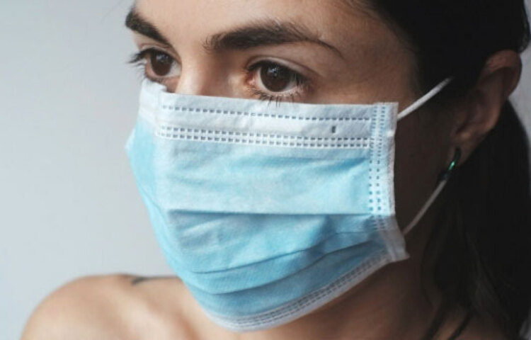 আবার বাড়ছে করোনাভাইরাসের প্রকোপ। বিশ্বের বেশিরভাগ দেশেই আক্রান্তের সংখ্যা বাড়ছে। এমন পরিস্থিতিতে মাস্ক পরা আবশ্যক, বলছেন চিকিৎসকরা। মাস্ক পরার জন্য বিশ্বের সব জায়গাতেই প্রচার চলছে। মাস্ক বিলি করা থেকে শুরু করে মাস্ক বাড়ি বাড়ি দিয়ে আসা- কিছুই বাদ যাচ্ছে না। বহু মানুষ তবুও মাস্ক পরছেন না বা মাস্ক না পরার একাধিক অজুহাত দিচ্ছেন। যার ফলে উপসর্গহীনদের থেকে ভাইরাস ছড়ানোর সম্ভাবনা থেকেই যাচ্ছে। তবে, এটা সত্যি যে মাস্কের একাধিক ভালো দিক যেমন রয়েছে, রয়েছে কয়েকটা খারাপ দিকও। যার মধ্যে অন্যতম মুখে র‌্যাশ বেরিয়ে যাওয়া!