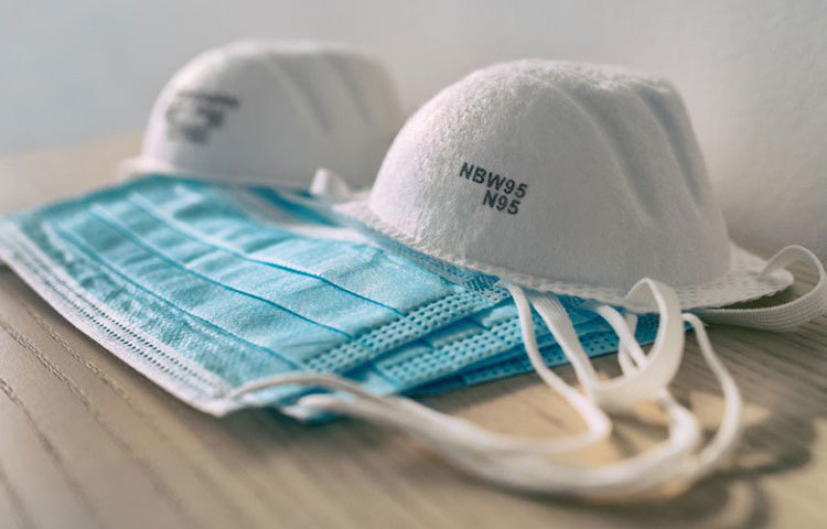 কাজেই আপনি কোন পরিস্থিতিতে আছেন তার উপর নির্ভর করবে কোনটা পরবেন। ত্রিস্তরীয় মাস্ক ভালো করে টেনে বেঁধে, নিয়ম মেনে যদি পরেন ও আশপাশের মানুষের সঙ্গে কিছুটা দূরত্ব রাখতে পারেন, মাস্কই পরুন।