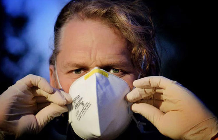 একটা বিষয় মাথায় রাখা দরকার। যে কোনো মাস্ক পরার বা খোলার সময় হাত পরিষ্কার রাখা জরুরি। নাহলে, হাতে লেগে থাকা ময়লা, রোগ-জীবাণু মাস্কে লেগে যাবে এবং বাড়বে সংক্রমণে ঝুঁকি। তাই আগাম সতর্কতা হিসাবে মাস্ক পরার আগে ভালো করে স্যানিটাইজার বা সাবান দিয়ে ধুয়ে নিতে হবে।