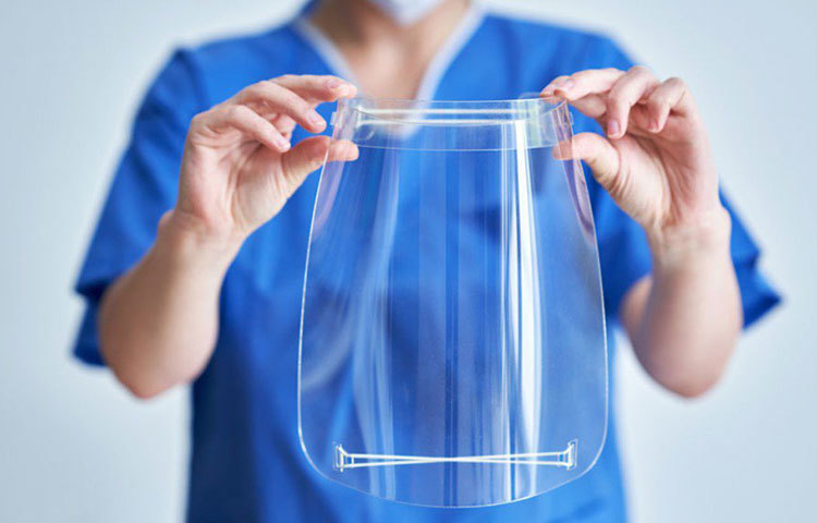 বাড়তি সতর্কতা হিসেবে অনেকেই মাস্কের উপর স্বচ্ছ্ব প্লস্টিকের মুখাবরণ বা ফেস শিল্ড পরছেন। গণপরিবহনে উঠলে এ বার থেকে কি দুটোই কি পরতে হবে, না কি যে কোনো একটা পরলে হবে? কোনটা বেশি নিরাপত্তা দেবে? কী বলছেন বিশষজ্ঞরা?