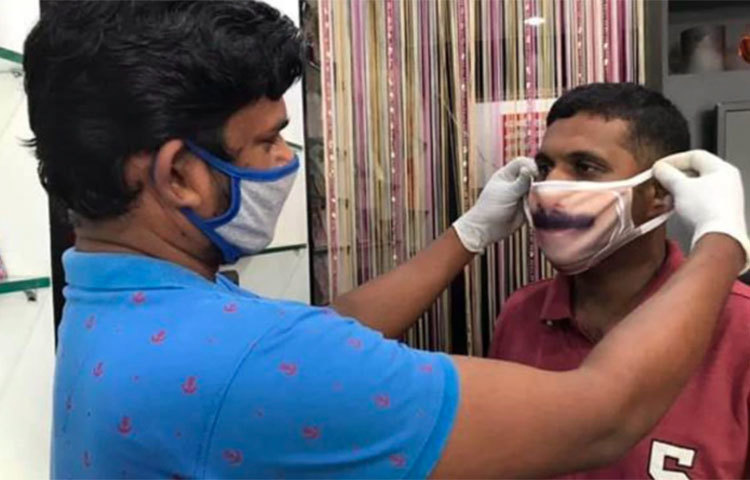 কিছুদিন আগেই বিয়ের গয়না হিসাবে খবরের শিরোনামে উঠে এসেছে ভারতে রুপার তৈরি মাস্কের কথা। এবার ক্রেতার মুখের ছবি দিয়েই তৈরি হচ্ছে মাস্ক। মুখ মাস্কে ঢাকা থাকলেও দূর থেকে দেখে তা কোনোভাবেই বোঝার উপায় নেই!