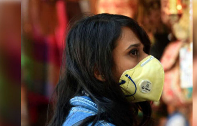 সম্প্রতি একটি মেডিক্যাল জার্নালে প্রকাশ পাওয়া নতুন এক রিসার্চ পেপারে বলা হয়েছে, ফেস মাস্ক যেমন মানুষকে ভাইরাসের হাত থেকে বাঁচায়, তেমনই ভাইরাস সংক্রমণের ফলে হওয়া রোগ থেকে বাঁচাতেও সাহায্য করে ইমিউনিটি বা শরীরের অভ্যন্তরীণ রোগপ্রতিরোধ ক্ষমতা বাড়িয়ে।