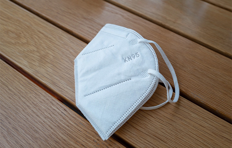 এখন পর্যন্ত ভাইরাস আটকাতে যে ধরনের মাস্ক সবচেয়ে বেশি কার্যকর বলে দাবি করা হচ্ছে সেটি হলো এন৯৫ মাস্ক। কিন্তু এই মাস্কের চাহিদা যেমন বেশি তেমনই বেশি এর দামও। কাজেই মধ্যবিত্ত ও নিম্ন মধ্যবিত্ত মানুষের পক্ষে প্রতিনিয়ত এই মাস্ক জোগাড় করা বেশ অসুবিধাজনক। অনেকেই আবার প্রশ্ন করছেন এন৯৫ মাস্কের উপর লেখা একবার ব্যবহারযোগ্য কথাটির কী মানে? এটি কি একবার ব্যবহার করার পরেই ফেলে দিতে হয়? ছবি: সংগৃহীত