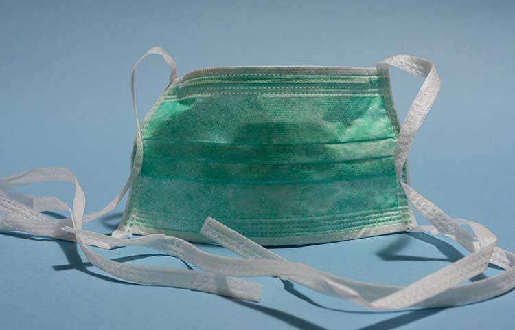 সাধারণত যে মাস্ক প্রতিনিয়ত সবাই ব্যবহার করছেন সেটি সার্জিক্যাল মাস্ক। এই মাস্ক সুস্থ আর অসুস্থতার ক্ষেত্রে ব্যবহারবিধি ভিন্ন। সার্জিক্যাল মাস্ক এর সামনে নীল আর পেছনে সাদা রংয়ের থাকে।