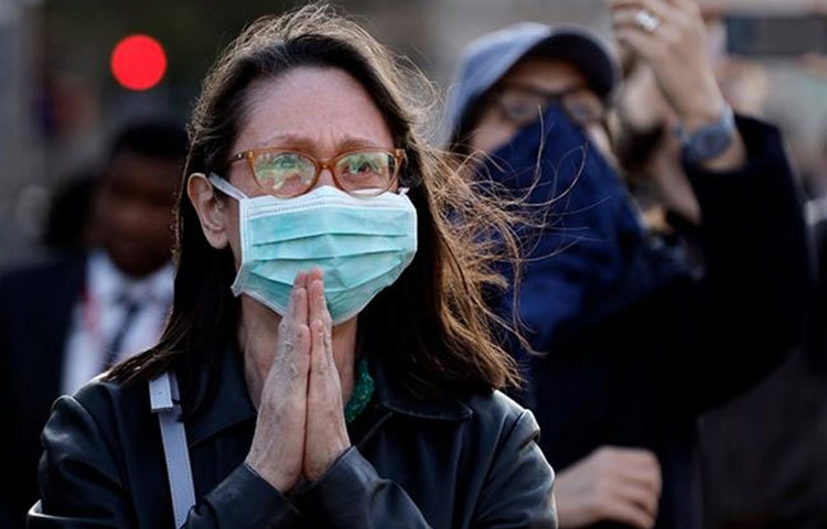 নাক-মুখ ঢেকে থাকার পরও হাঁচি-কাশি চলতে থাকলে ওই মাস্ক বেশিক্ষণ পরে না থাকাই ভাল। কারণ এক্ষেত্রেও বাড়বে সংক্রমণে ঝুঁকি।