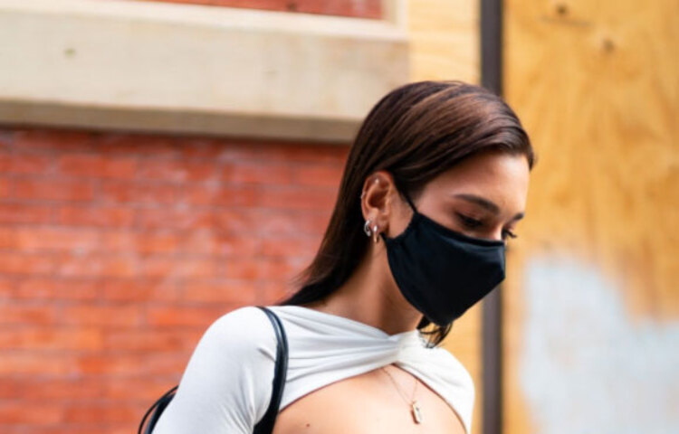 তবে হ্যাঁ, মাস্ক মুখে দিয়ে শরীরচর্চা, সকালের  ভ্রমণ বা জগিং করলে শরীর পর্যাপ্ত অক্সিজেন গ্রহণ করতে পারবে না। এ অবস্থায় অক্সিজেন কমে গিয়ে উল্টে তা স্বাস্থ্যের পক্ষে বিপজ্জনক হতে পারে! তাই এই সময়টায় শুধু মাস্ক না পরাটাই শ্রেয় বলে জানিয়েছে বিশ্ব স্বাস্থ্য সংস্থা।