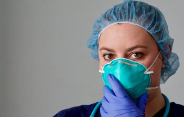 ত্বক পরিষ্কার করে মাস্ক পরতে হবে মাস্ক পরার আগে ভালো করে ত্বক পরিষ্কার করে নিলে র‌্যাশ, ব্রন বা অ্যালার্জি হওয়ার আশঙ্কা কম থাকবে। এ ক্ষেত্রে কোনো ভালো ক্লিন্সার দিয়ে মুখ পরিষ্কার করে তাতে ওয়াটার বেসড ময়েশ্চারাইজার লাগালে ত্বকও ভালো থাকবে। মাস্ক পরার আগে কোনো অ্যান্টিব্যাকটেরিয়াল বা অ্যান্টিইনফ্লেম্যাটরি ক্রিম লাগিয়ে নেয়া যেতে পারে।