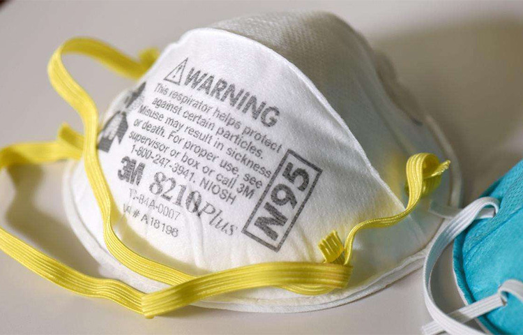 বিশেষজ্ঞ চিকিৎসকেরা আগেই জানিয়েছিলেন ওমিক্রন এতটাই বেশি সংক্রামক যে তা আটকাতে যথেষ্ট নয় সাধারণ একস্তরীয় কাপড়ের মাস্ক। এন৯৫ মাস্কে থাকে পলিপ্রোপাইলিন নামক তন্তু যা একই সঙ্গে যান্ত্রিকভাবে এবং স্থির তড়িৎকে কাজে লাগিয়ে বাইরের জীবাণুকে প্রতিরোধ করতে সক্ষম। তাই ভাইরাস আটকাতে এর জুড়ি মেলা ভার। ছবি: সংগৃহীত