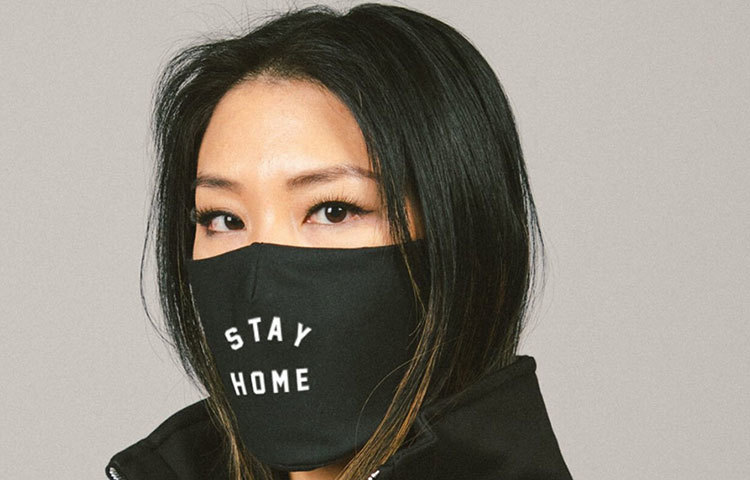 বাতিল করা মাস্ক যেখানে সেখানে ফেলা যাবে না। খোলা জায়গায় বাতিল করা মাস্ক ফেললে সংক্রমণের আশঙ্কা থেকেই যায়। তাই উপযুক্ত সতর্কতা আর পরিচ্ছন্নতায় করোনাভাইরাসের প্রকোপ থেকে নিজেকে দূরে রাখার চেষ্টা করুন।