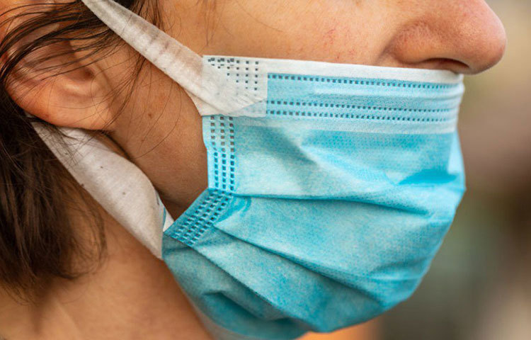 অনেকে মাস্ক ঠিক ভাবে সামলাতে পারেন না। কেউ কথা বলার সময় চিবুকের কাছে নামিয়ে নেন, কেউ বা পরেন নাকের নীচে এবং তা প্রায়ই নাক থেকে সরে যায়। কখন আবার এত হালকা করে বাঁধেন যে চারপাশে প্রচুর ফাঁক থেকে যায়। অনেকে আবার বার বার মাস্কের বাইরের অংশে হাত দিয়ে সেই হাত নাকে-মুখে-চোখে লাগান। কেউ কেউ একটাই মাস্ক না ধুয়ে বা ডিজপোজেবল হলে না ফেলে, রোজ পরতে থাকেন। ফলে মাস্ক পরার উদ্দেশ্যই মাটি হয়ে যেতে বসেছে। বিপদ বাড়ে।