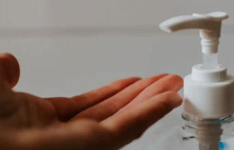 মাস্ক খোলার পর ভালো করে মুখ ধুয়ে নিতে হবে। মাস্ক খোলার পর প্রথমে ভালো করে হাত পরিষ্কার করে নিতে হবে। ধুয়ে নিয়ে হবে পরিষ্কার পানি দিয়ে। তারপর মুখ পরিষ্কার করতে হবে। কোনো ব্যাকটেরিয়া যদি জন্মায়, তাহলে এই পদ্ধতিতে তা নষ্ট হয়ে যাবে। অবশ্যই মুখ পরিষ্কারের পর ময়েশ্চারাইজার লাগিয়ে নিতে হবে। কারণ ত্বক যদি রুক্ষ হয়ে যায়, তাতেও র‌্যাশ হওয়ার প্রবণতা বেশি থাকে।