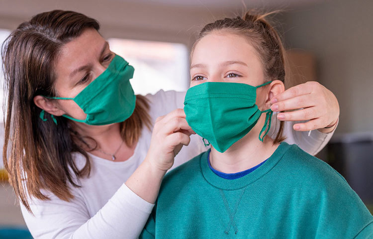 মাস্ক পরার পর অনেকেই মাঝে মধ্যে সেটিকে মুখের ঠিক জায়গায় আনতে হাত দিয়ে ফেলছেন। এর ফলে হাতের জীবাণু মাস্কে লেগে যাচ্ছে। ফলে উল্টে বিপদের আশঙ্কাই বাড়ছে।