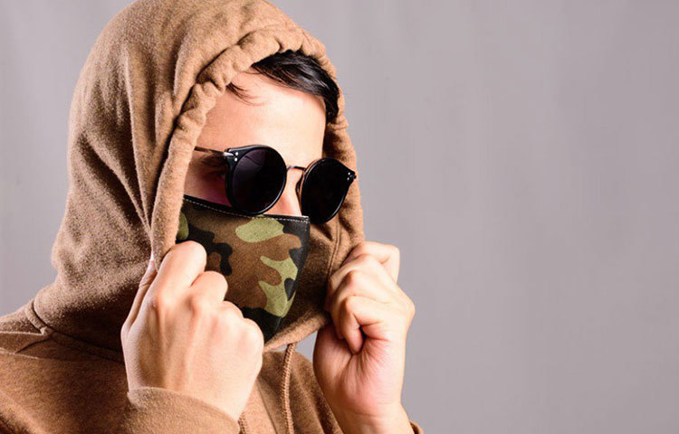 এদিকে আশপাশে এত উপসর্গহীন রোগী ঘুরে বেড়াচ্ছেন যে কখন কার থেকে সংক্রমণ এসে ঢুকল, তা টের পাওয়া যাচ্ছে না। তার উপর মাস্ক পরলে আবার আলাদা করে চশমা বা সানগ্লাসেও চোখ ঢাকতে হয়।