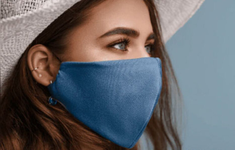 মুখের সঙ্গে সেঁটে থাকা মাস্কে শ্বাসকষ্ট হতে পারে। সে ক্ষেত্রে অন্য কারও সংস্পর্শে না এসে একটুক্ষণ নিরাপদ দূরত্ব বজায় রেখে মাস্ক খুলে রাখার দাওয়াই দিচ্ছেন চিকিৎসকেরাই। তবে জনসমক্ষে এলে মাস্ক পরা নিতান্তই জরুরি। সার্জিক্যাল মাস্ক না থাকলে দুটি স্তর বিশিষ্ট কাপড়ের মাস্ক পরার পরামর্শ দিচ্ছেন মার্কিন যুক্তরাষ্ট্রের ডিজিস কন্ট্রোল অ্যান্ড প্রিভেনশন।