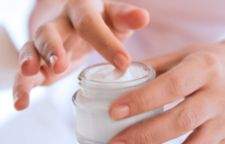 অ্যান্টিইনফ্লেম্যাটরি ক্রিম লাগালে ভালো অনেকেরই আগে থেকেই ব্রনর সমস্যা থাকে ত্বকে। তাদের ক্ষেত্রে তো বটেই এবং যাদের মাস্ক পরলে এমন সমস্যা হয়, সমাধানে অ্যান্টিইনফ্লেম্যাটরি ক্রিম খুব উপকারি উপাদান হিসেবে কাজ করে। তাতে ব্রন বাড়বে না।