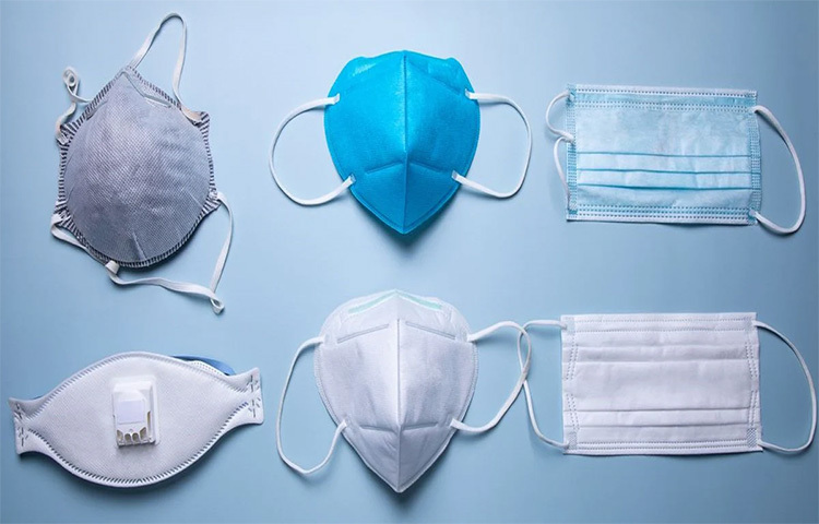 অর্থাৎ, একজন চিকিৎসক যখন একজন কোভিড আক্রান্ত রোগীর চিকিৎসা করার পর একজন সুস্থ ব্যক্তির কাছে যান, যাতে তিনি সংক্রমণ ছড়িয়ে না ফেলেন তার জন্যই মাস্কে একবার ব্যবহারের কথা লেখা থাকে। কিন্তু ব্যক্তিগত ব্যবহারের সময় এন৯৫ মাস্ক পরার উদ্দেশ্য নিজেকে ভাইরাস থেকে রক্ষা করা। কাজেই সে ক্ষেত্রে পরিবেশ বদলে গেলে মাস্ক বদলে ফেলার দরকার নেই। ছবি: সংগৃহীত