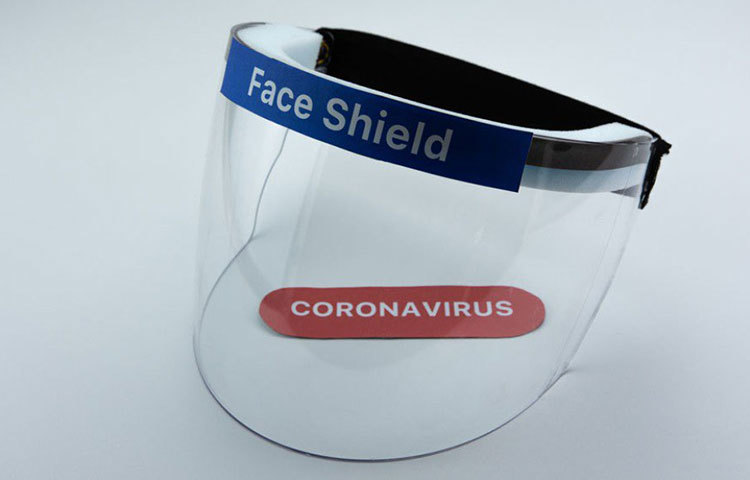 সেখানে শিল্ডের কি আলাদা করে কোনও উপযোগীতা আছে? সংক্রামক ব্যাধি বিশেষজ্ঞ অমিতাভ নন্দীর মতে, ‘শিল্ডের সুবিধা হল, এতে কপাল থেকে চিবুক ছাপিয়ে ঢাকা থাকে। ফলে চোখে যেমন আলাদা করে কিছু পরতে হয় না, কথা বলারও সুবিধা হয়। ঠোঁট ও মুখের সঠিক অভিব্যক্তি প্রকাশ পায়। চোখে-মুখে-নাকে হাত দেওয়া যায় না, ফলে সে বাবদ সংক্রমণের আশঙ্কা কমে যায়।’