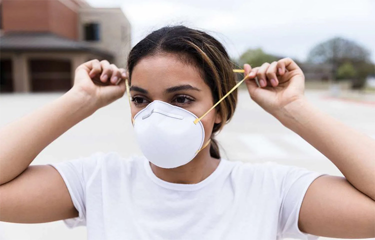 তবে এই একাধিকবার ব্যবহার করতে হলে কিন্তু মেনে চলতে হবে বেশ কিছু নিয়ম। জেনে রাখুন সেই নিয়মগুলো: ১) মাস্কের সামনের অংশে কখনও স্পর্শ করা চলবে না। অর্থাৎ বাইরের দিকে নাক ও মুখ বরাবর যে অংশগুলো থাকে, মাস্ক খোলা বা পরার সময় কোনো মতেই সেই অংশগুলোতে হাত দেওয়া যাবে না। খোলা বা পরার সময় সতর্কভাবে মাস্কের দড়ি বা একদম পাশের দিকের অংশগুলো ধরে পরিধান করতে হবে। ছবি: সংগৃহীত