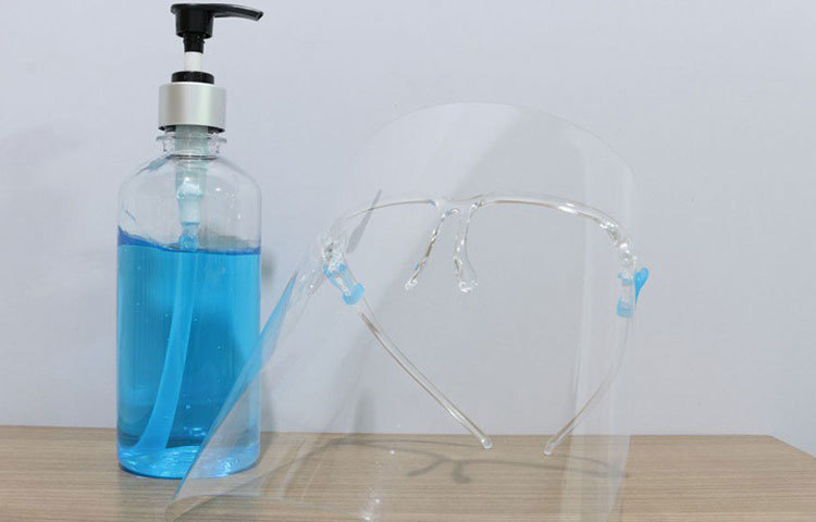 যারা মাস্ক পরলে দমবন্ধ লাগে এই যুক্তিতে কষ্ট করে মাস্ক পরতে বাধ্য হন, ফেস শিল্ডে তাদেরও সুবিধা। তা ছাড়া এটি জীবাণুমুক্ত করা সহজ। সাবান-পানিতে ধুয়ে নিলে বা স্যানিটাইজার দিয়ে মুছে নিলে তা পরিষ্কার হয়ে যায়।