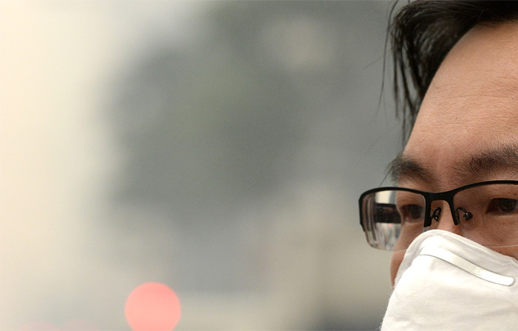 তবে এই একাধিকবার ব্যবহার করতে হলে কিন্তু মেনে চলতে হবে বেশ কিছু নিয়ম। জেনে রাখুন সেই নিয়মগুলো: মাস্কের সামনের অংশে কখনো স্পর্শ করা চলবে না। অর্থাৎ বাইরের দিকে নাক ও মুখ বরাবর যে অংশগুলো থাকে, মাস্ক খোলা বা পরার সময় কোনো মতেই সেই অংশগুলোতে হাত দেওয়া যাবে না। খোলা বা পরার সময় সতর্কভাবে মাস্কের দড়ি বা একদম পাশের দিকের অংশগুলো ধরে পরিধান করতে হবে। ছবি: সংগৃহীত