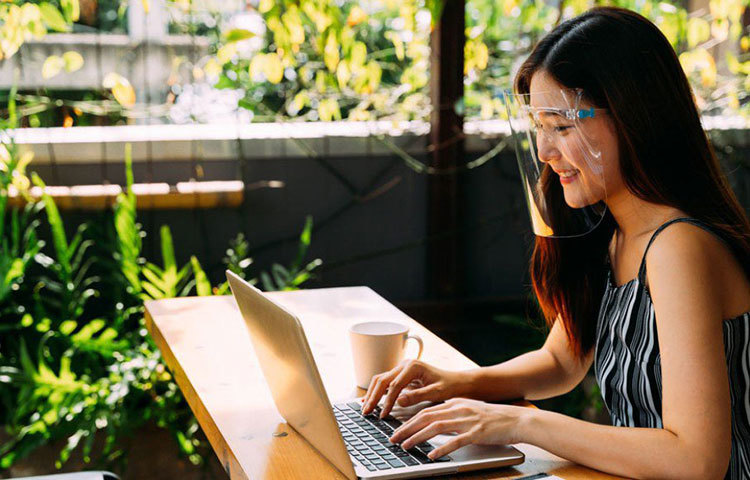 বিভিন্ন গবেষণা থেকে জানা গিয়েছে, শিল্ড পরলে মাত্র দেড় ফুট দূরে দাঁড়িয়েও যদি কেউ হাঁচেন, কাশেন, জোরে কথা বলেন বা হাসেন, ৯৬ শতাংশ ক্ষেত্রে কোনো বিপদ হয় না।