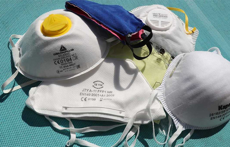 মাস্কটি ভিজে গেলে, ময়লা হয়ে গেলে, মাস্কের মধ্যে ভাঁজ পড়ে গেলে বা অন্য কোনোভাবে মাস্কটি ক্ষতিগ্রস্ত হলে সেই মাস্ক আর ব্যবহার করা যাবে না। ছবি: সংগৃহীত