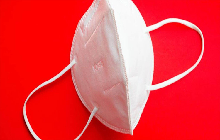 বিশেষজ্ঞরা বলছেন, যত বেশি দিন মাস্ক ব্যবহার করা হবে স্বাভাবিকভাবেই তত বেশি জীবাণু ও দূষিত পদার্থ আটকে যাবে মাস্কে। ফলে স্বাভাবিকভাবেই ক্রমশ অসুবিধাজনক হয়ে উঠবে শ্বাস নেওয়া। যখন মাস্ক পরে শ্বাস নেওয়া অসুবিধাজনক হয়ে যাবে তখনই বুঝতে হবে আর ব্যবহারযোগ্য নেই মাস্ক। ছবি: সংগৃহীত