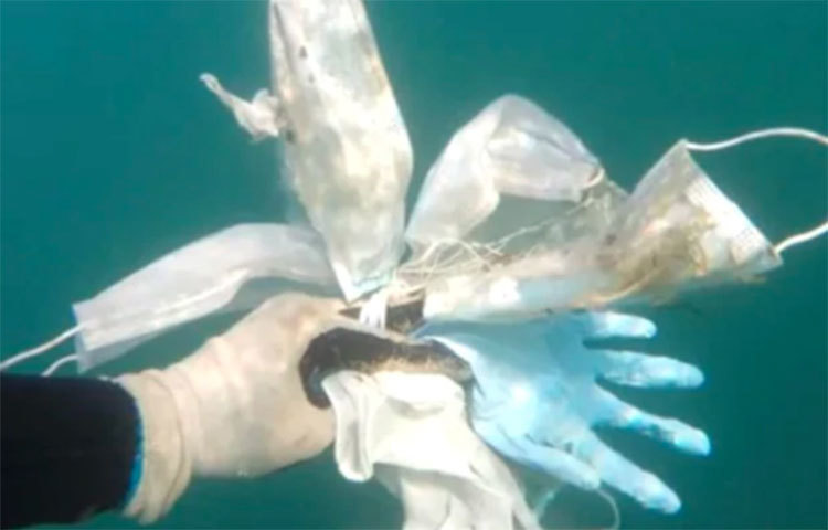 বিশ্ব স্বাস্থ্য সংস্থা জানিয়েছে, করোনা থেকে বাঁচতে প্রতি বছর সারা বিশ্বে চিকিত্সকদের আট কোটি গøাভস, ১৬ লাখ মেডিকেল গগলস, নয় কোটি মেডিকেল মাস্ক লাগবে। সাধারণ মানুষও প্রচুর পরিমাণে এন নাইন্টি ফাইভ মাস্ক ব্যবহার করছেন। আর তার অধিকাংশ যেখানে সেখানে ফেলছেন। অনেকেই ব্যবহৃত মাস্ক, গøাভস নির্দিষ্ট জায়গায় ফেলছেন না। নষ্টও করছেন না।