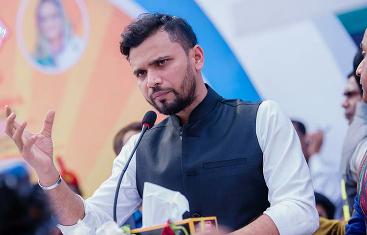 ক্রিকেটের পাশাপাশি মাশরাফি রাজনীতিতেও বেশ সফল। তিনি বর্তমানে নড়াইল-২ আসন থেকে নির্বাচিত জাতীয় সংসদ সদস্য হিসেবে দায়িত্ব পালন করছেন। ছবি: সংগৃহীত