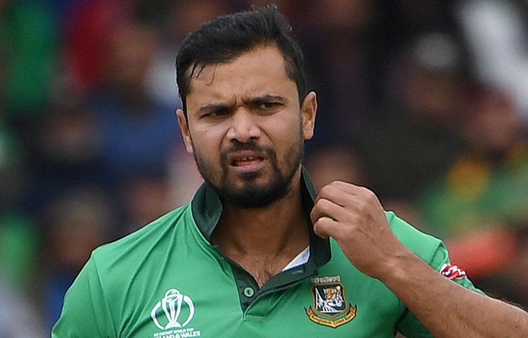 শৈশবে থেকেই মাশরাফি পড়াশোনার পাশাপাশি ফুটবল আর ব্যাডমিন্টন খেলতে বেশি পছন্দ করতেন। ছবি: সংগৃহীত