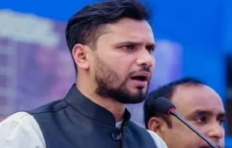 ক্রিকেট খেলে মানুষকে যেমন আনন্দ দিচ্ছেন তেমনি তিনি রাজনীতি করেও মানুষের সেবা করতে চান। ছবি: সংগৃহীত