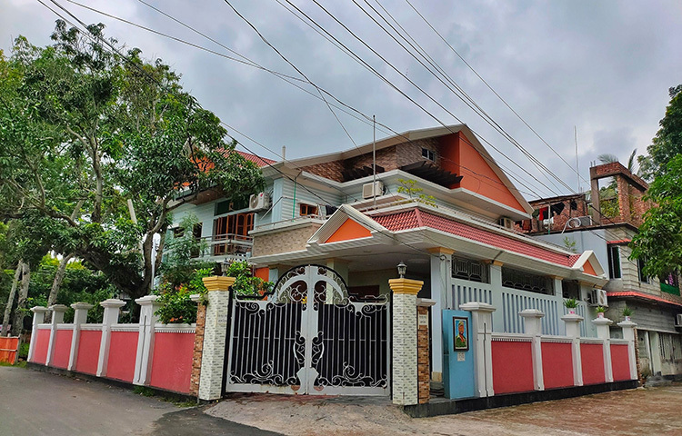 মাশরাফির জন্মস্থান নড়াইল শহরের প্রাণকেন্দ্র মহিষখোলায় দৃষ্টিনন্দন এ বাড়িটি নির্মাণ করেছেন। ছবি: আরেফিন রোহান নিয়াজ