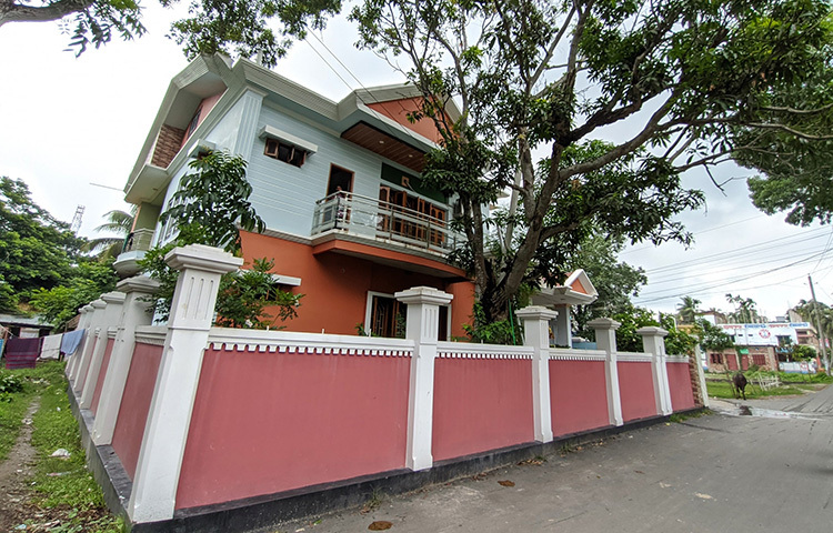 জানা গেছে, নড়াইল শহরে নিজেদের পুরনো বাড়িতেই প্রায় ৩ কাঠা জমির ওপর নতুন ডুপ্লেক্স ভবন নির্মাণ করেছেন মাশরাফি। বাড়ির প্রতি তলা ১২৫০ স্কয়ার ফিটের। ছবি: আরেফিন রোহান নিয়াজ