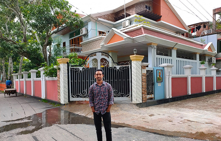 মাশরাফির এ বাড়িটি পরিদর্শনে গেলে ভক্ত-অনুরাগীরা বাড়ির সামনে বসে ছবি তুলে স্মৃতি হিসেবে রেখে দেন। ছবি: আরেফিন রোহান নিয়াজ