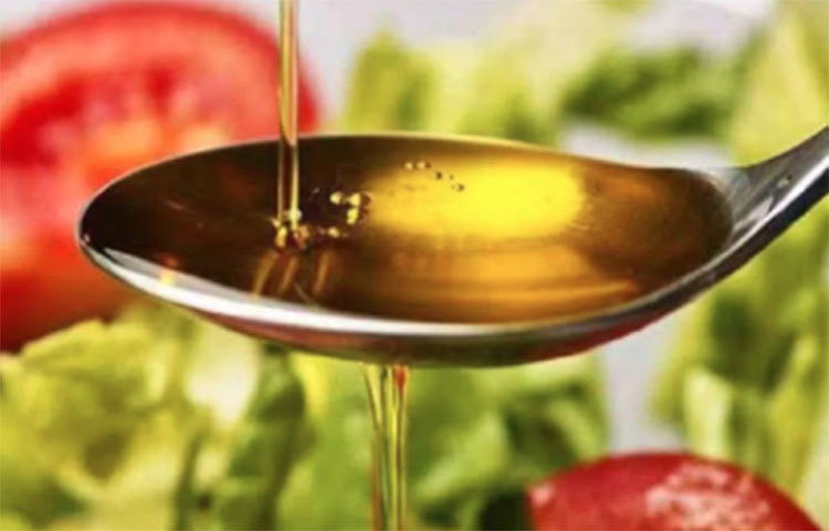 সরিষার তেলে থাকে বিটা ক্যারোটিন, ক্যালশিয়ম, ভিটামিন এ এবং ই, আলফা ওমেগা থ্রি এবং আলফা ওমেগা সিক্স ফ্যাটি অ্যাসিড, আয়রন, ম্যাঙ্গানিজ এবং অ্যান্টিঅক্সিড্যান্ট। যে কোনো ব্যক্তির সুস্থ থাকার জন্য এই উপাদানগুলো জরুরি। কাজেই রান্নার মাধ্যমে এই তেল শরীরে ঢুকলে লাভই হয়!