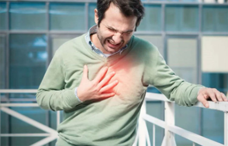 বর্তমানে করোনারি হার্ট ডিজিজ বা সিএইচডি হল মৃত্যুর অন্যতম প্রধান কারণ। হার্টের এই অসুখের জন্য দায়ী কোলেস্টেরল। নিয়মিত সর্ষের তেল খাওয়ার সবচেয়ে বড় উপকারের দিক হল, এতে ওমেগা থ্রি এবং ওমেগা সিক্স ফ্যাটি অ্যাসিড রয়েছে। এর ভারসাম্য বজায় না থাকলে হার্ট অ্যাটাক থেকে শুরু করে ক্যানসার, ইনসুলিন রেজিস্ট্যান্স, ডিপ্রেশন, প্রিম্যাচিয়োর এজিং, ডায়াবিটিস, হাঁপানি ও অ্যালজাইমারের মতো অসুখ দেখা দিতে পারে!