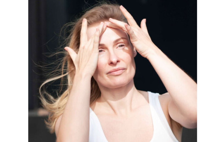 অল্প সর্ষের তেল হাতের তালুতে ঘষে মুখে লাগিয়ে নিন, সূর্যের ক্ষতিকারক আলট্রাভায়োলেট রশ্মি থেকে ত্বককে রক্ষা করবে।